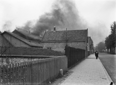 41412 Gezicht in de Jutfaseweg te Utrecht tijdens een brand bij de Pannen- en Tegelfabriek De Zonnebloem (Jutfaseweg 92).